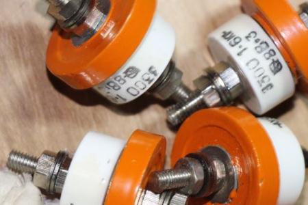 真空開(kāi)關(guān)管的氣密絕緣系統(tǒng)、屏蔽系統(tǒng)以及導(dǎo)電系統(tǒng)